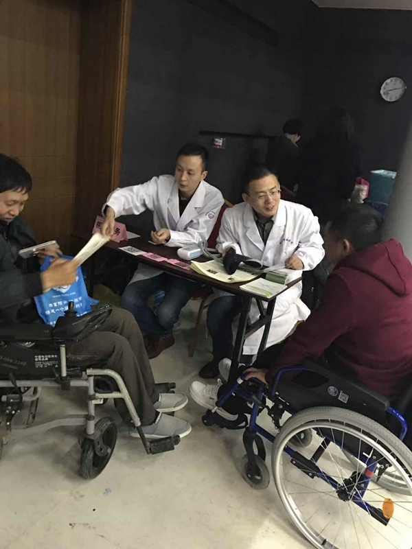 2017年1月8日，我院医师参加杭州富阳蓝天下公益活动