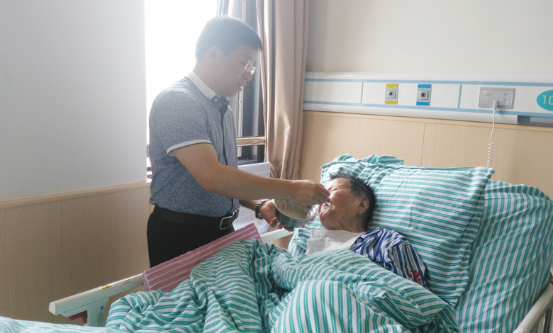 87岁章藕英10楼88床儿子全先生_副本.jpg